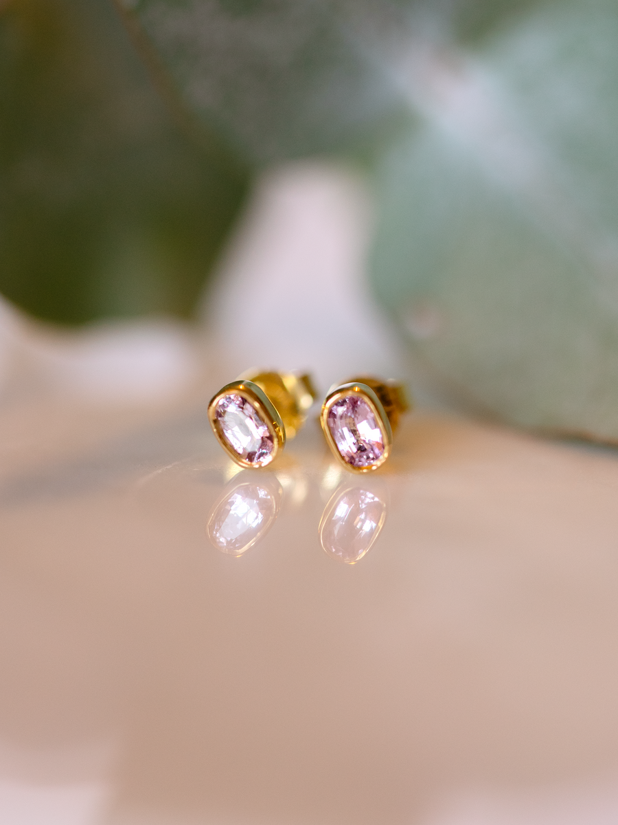 18k gold Oval pink classic studs