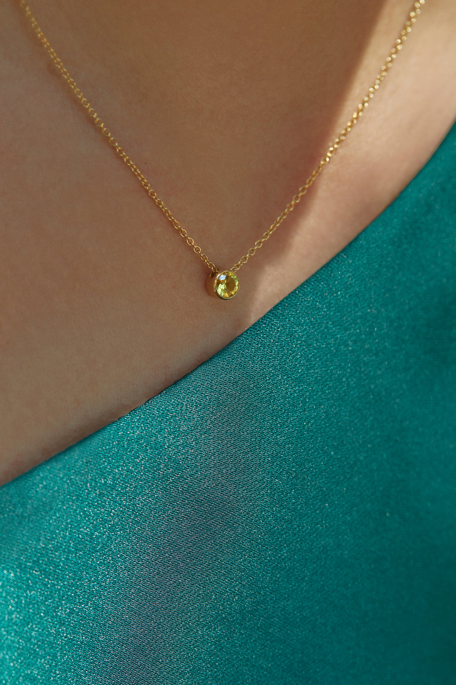 18k gold Mananasi Punto De luz necklace.