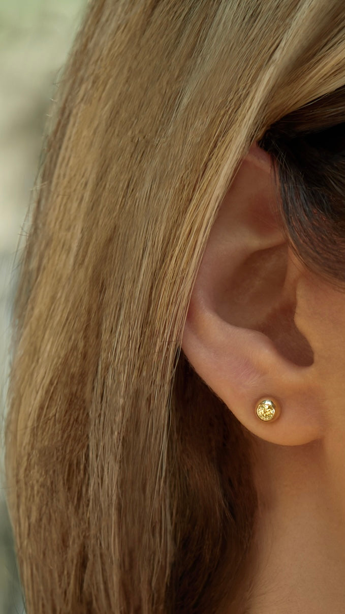18k gold Mananasi stud earrings