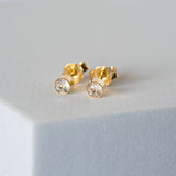 18k gold solitaire bezel setting stud earring