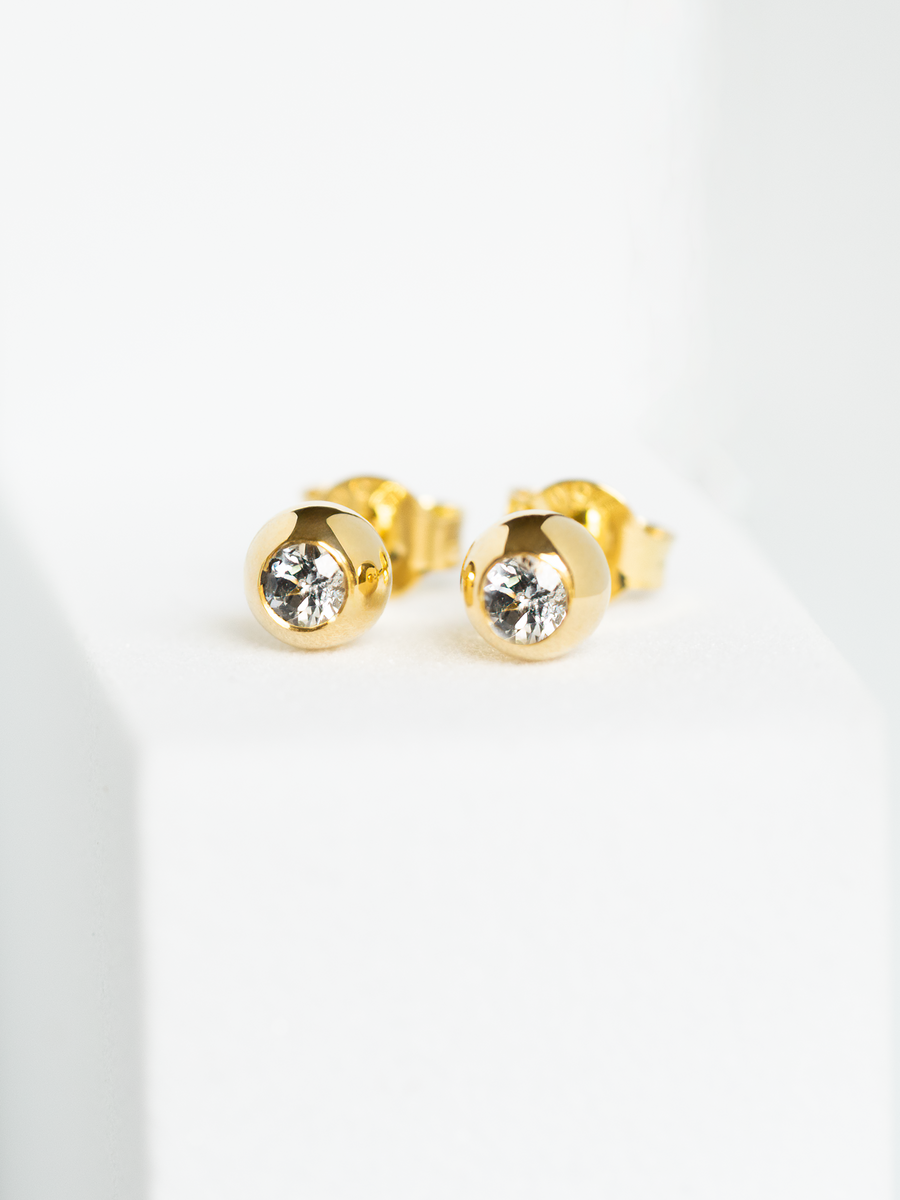 The golden pearls stud earrings.
